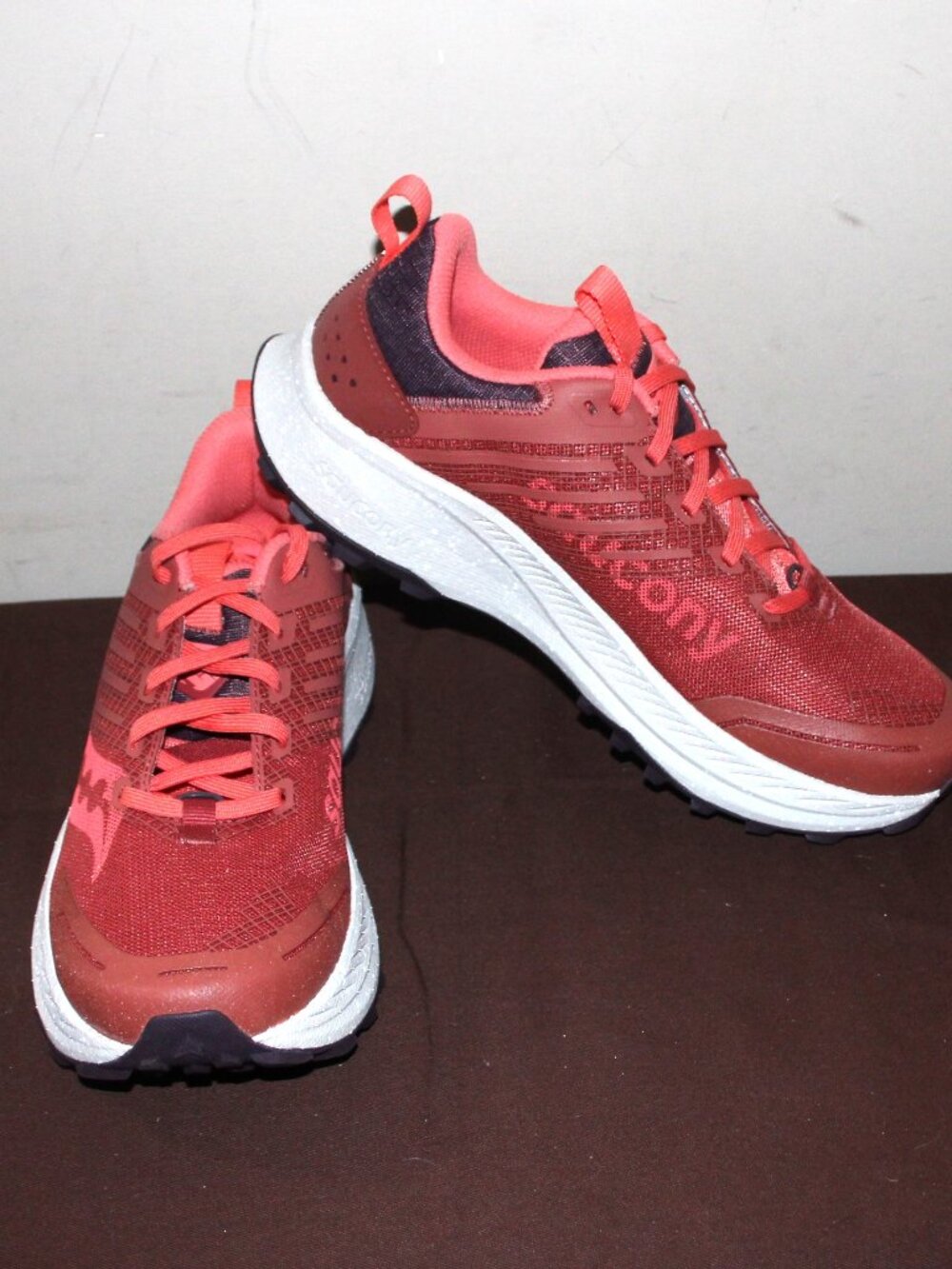 NIB LADIES SAUCONY RIDE TR2 SNEAKERS - 9 - BRICK/WINE